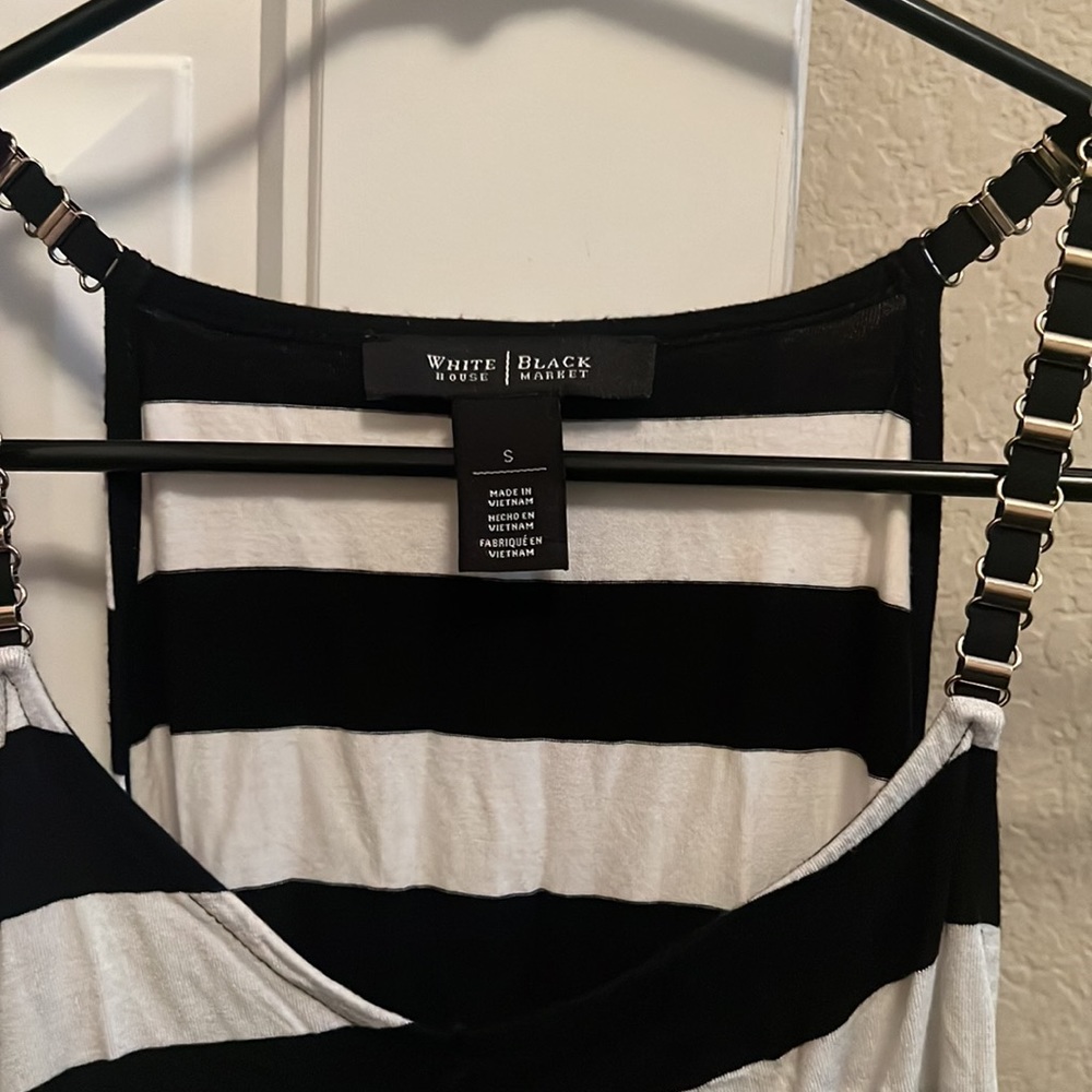 White House black market black n white top